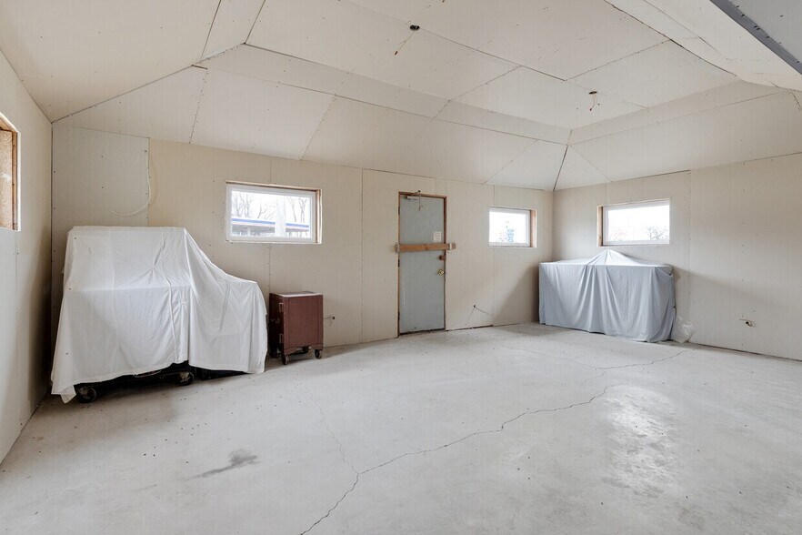 More Photos Of 8621 US Hwy 12, Richmond Bar For Sale