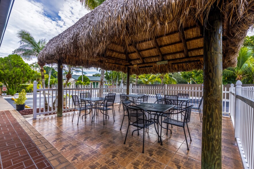 More Photos Of 409 SE 1st Ave, Florida City Hotel For Sale