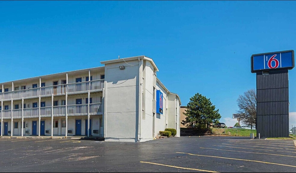 More Photos Of 3400 NW Jefferson St, Blue Springs Hotel For Sale
