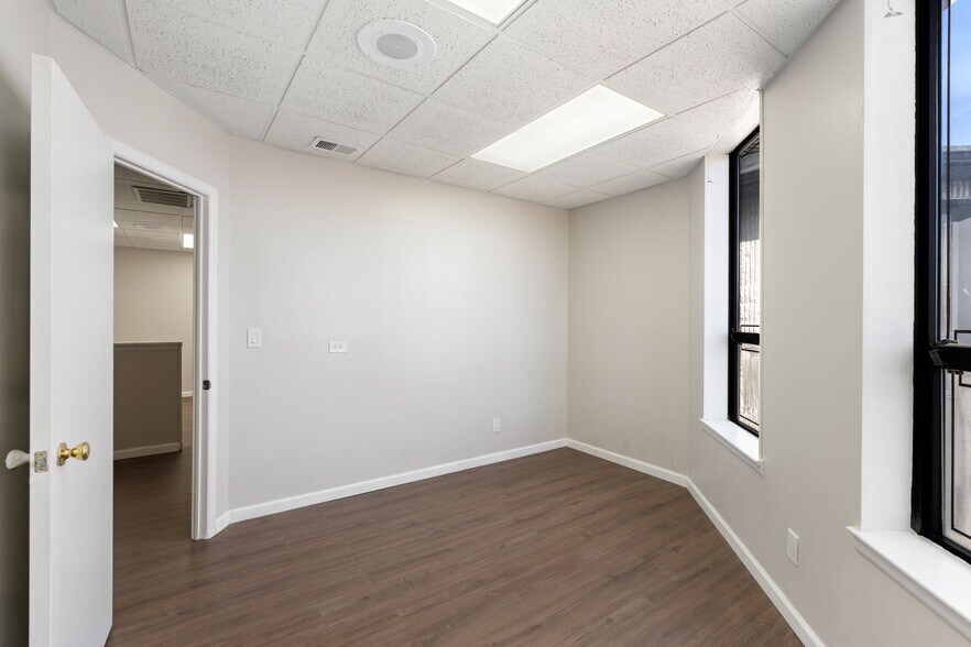 More Photos Of 2627 Hylan Blvd, Staten Island Medical For Lease