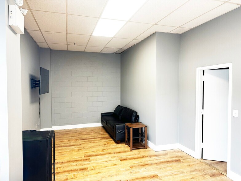 More Photos Of 92 Manchester St, Concord Auto Repair For Lease