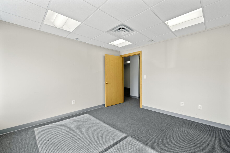 More Photos Of 264 N Broadway, Salem Freestanding For Sale