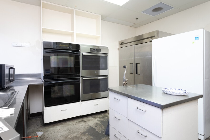 More Photos Of 4308 N Quinlan Park Rd, Austin Storefront Retail Office For Sale