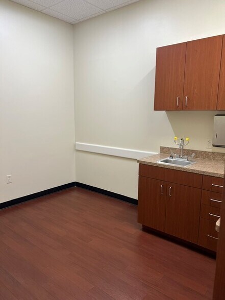 More Photos Of 40107 Highway 27, Davenport Medical For Lease