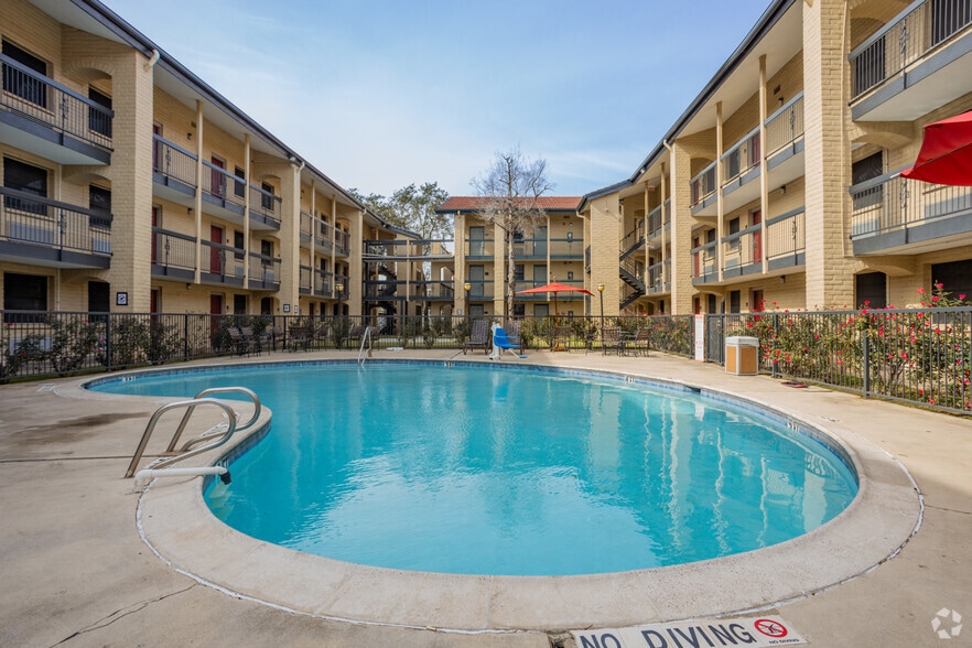 More Photos Of 9902 Gulf Freeway, Houston Hotel For Sale