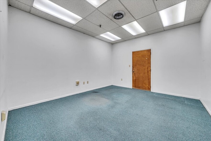 More Photos Of 650 Frith Dr, Ridgeway Manufacturing For Lease