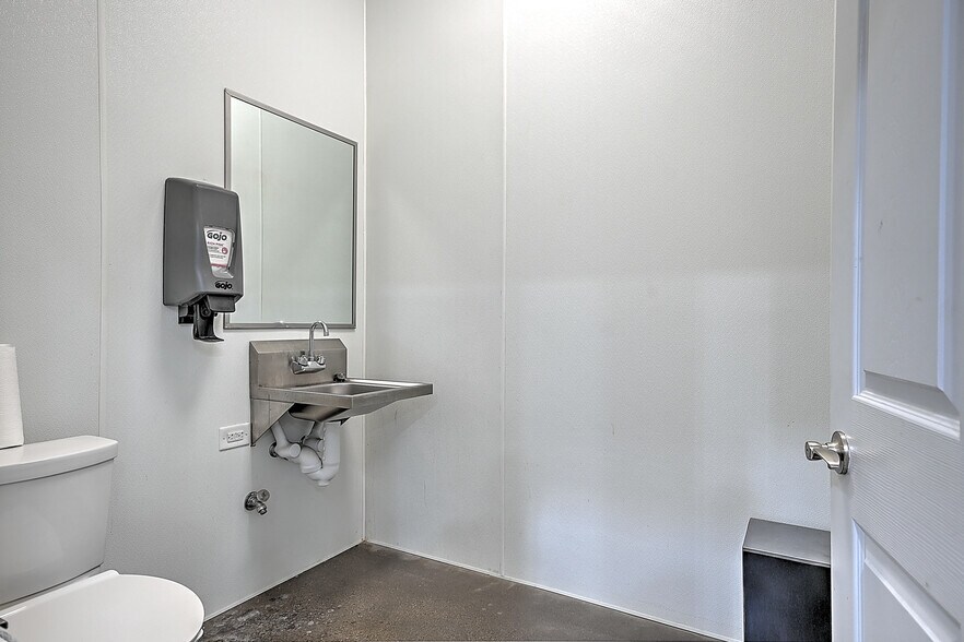 More Photos Of 317 Bluff City Hwy, Bristol Flex For Sale