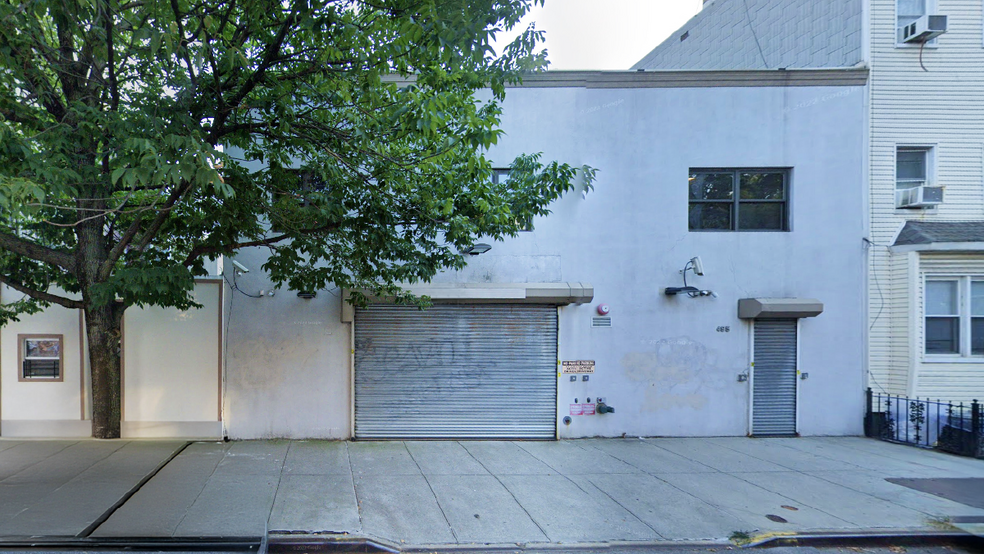 Primary Photo Of 495-497 Graham Ave, Brooklyn Parking Garage For Lease