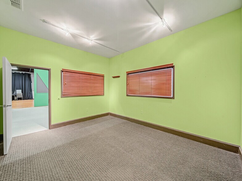 More Photos Of 2424 Lacy Ln, Carrollton Showroom For Sale