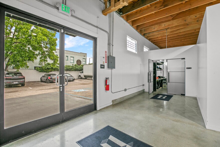 More Photos Of 1604 Venice Blvd, Los Angeles Showroom For Lease