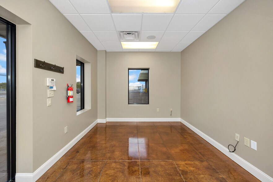 More Photos Of 310 Dan Tibbs Rd NW, Huntsville Warehouse For Lease