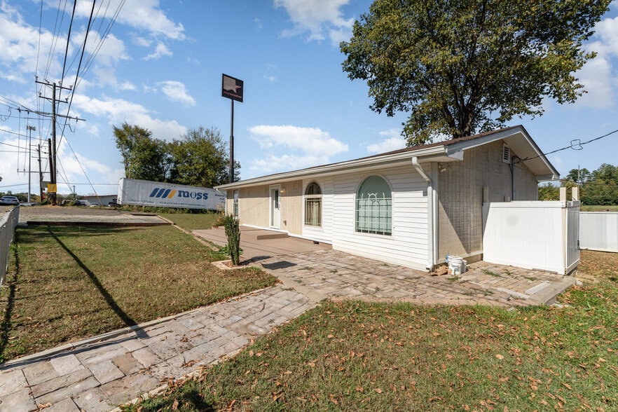 More Photos Of 9008 N Lakebrook Rd, Charlotte Light Distribution For Sale