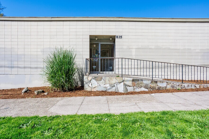 More Photos Of 835 SE 17th Ave, Portland Office For Sale