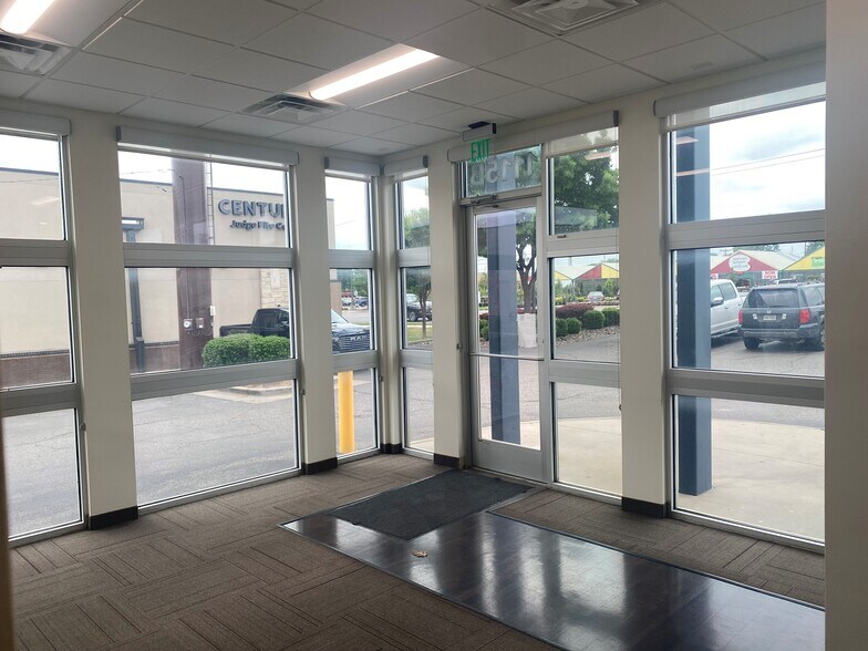More Photos Of 1115B N Valley Mills Dr, Waco Storefront For Lease
