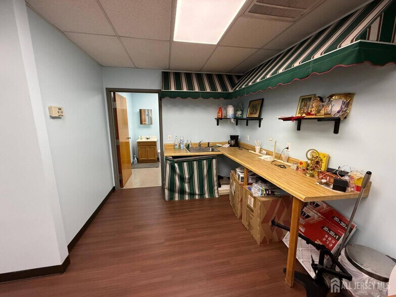 More Photos Of 13 Coral St, Edison Flex For Lease