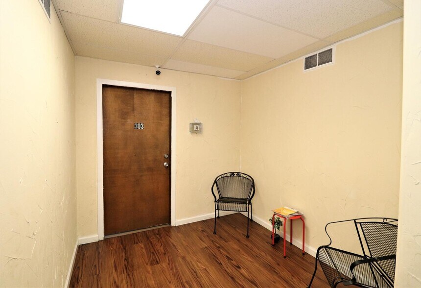 More Photos Of 954 W North Bend Rd, Cincinnati Office For Lease