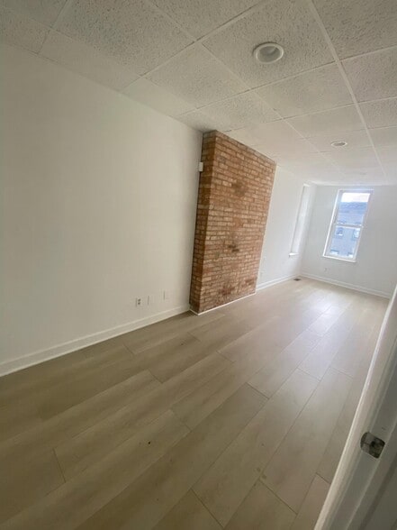 More Photos Of 1733-1735 Maryland Ave, Baltimore Bar For Lease