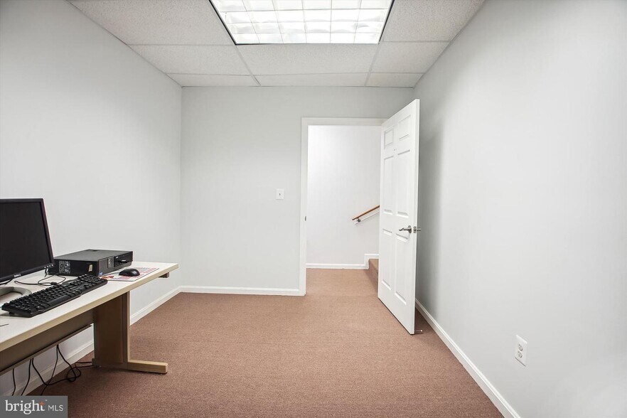 More Photos Of 8740 Cherry Ln, Laurel Light Manufacturing For Sale