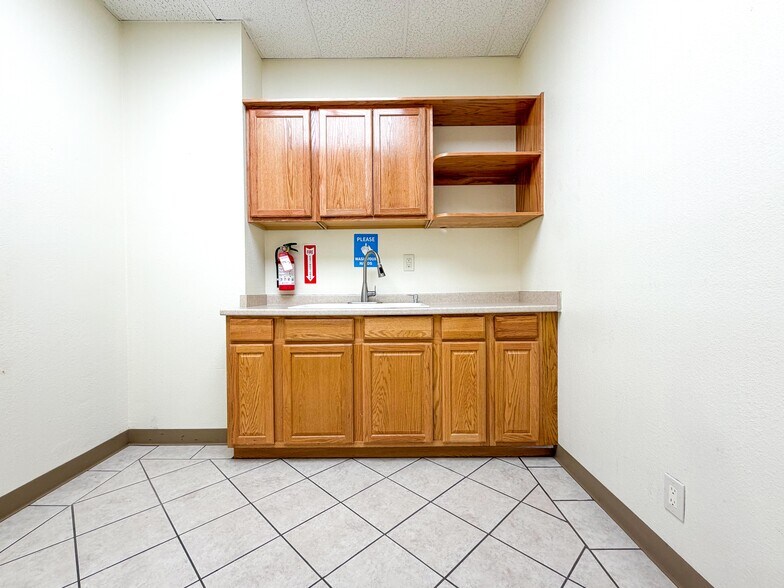 More Photos Of 15371 Bonanza Rd, Victorville Office For Lease