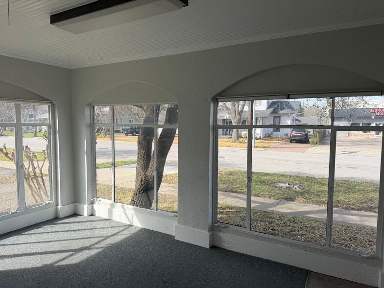More Photos Of 102 E University Ave, Georgetown Office For Sale