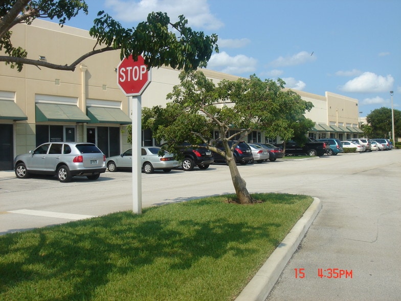 More Photos Of 2600 Glades Cir, Weston Storefront Retail Office For Lease