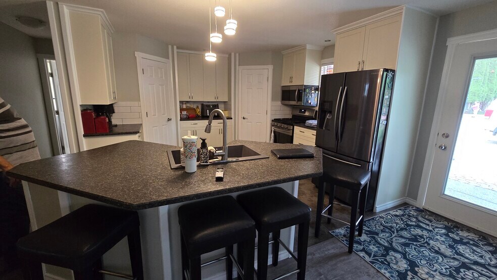 More Photos Of 101 Oak St, Fauquier Hotel For Sale