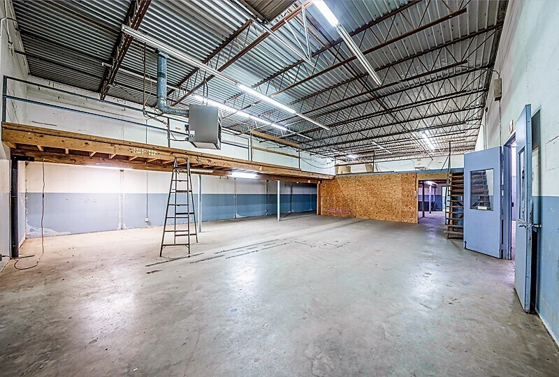 More Photos Of 730 E Eseco Rd, Cushing Warehouse For Sale