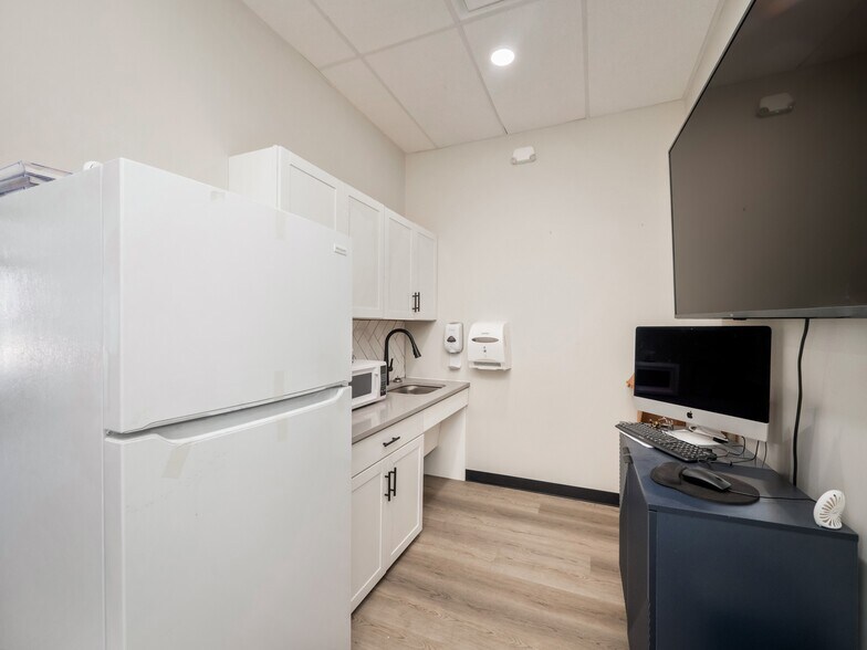 More Photos Of 19832 Panther Dr, Pflugerville Showroom For Lease