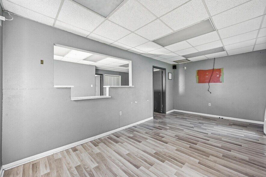 More Photos Of 216 Dalton Dr, DeSoto Office For Lease