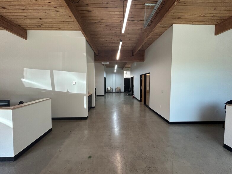 More Photos Of 5615 S Hood Ave, Portland Office For Sale