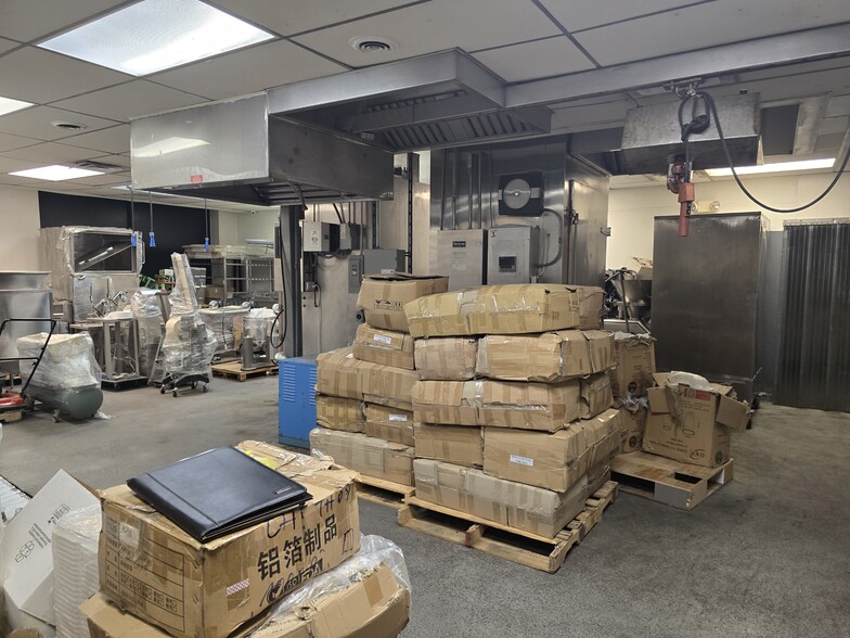 More Photos Of 2405 W Ardmore Ave, Chicago Industrial For Sale