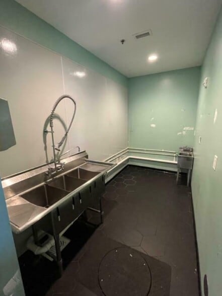 More Photos Of 655 31st St S, Saint Petersburg Warehouse For Sale