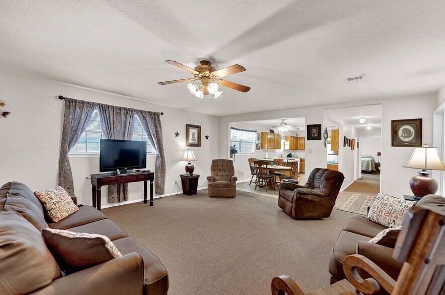 More Photos Of 389 Interstate 35 S, Devine Unknown For Lease