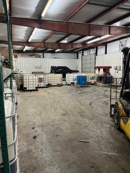 More Photos Of 702 Overhead Dr, Oklahoma City Warehouse For Sale