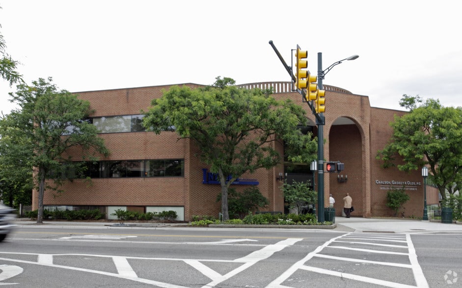 More Photos Of 400 W Maple Rd, Birmingham Office For Lease