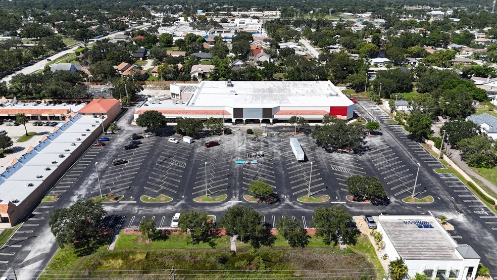 Primary Photo Of 12975-12999 Park Blvd N, Seminole Supermarket For Lease