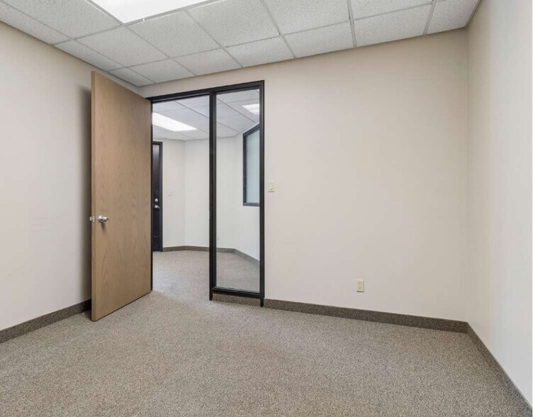 More Photos Of 242 Applewood Cres, Vaughan Light Manufacturing For Sale