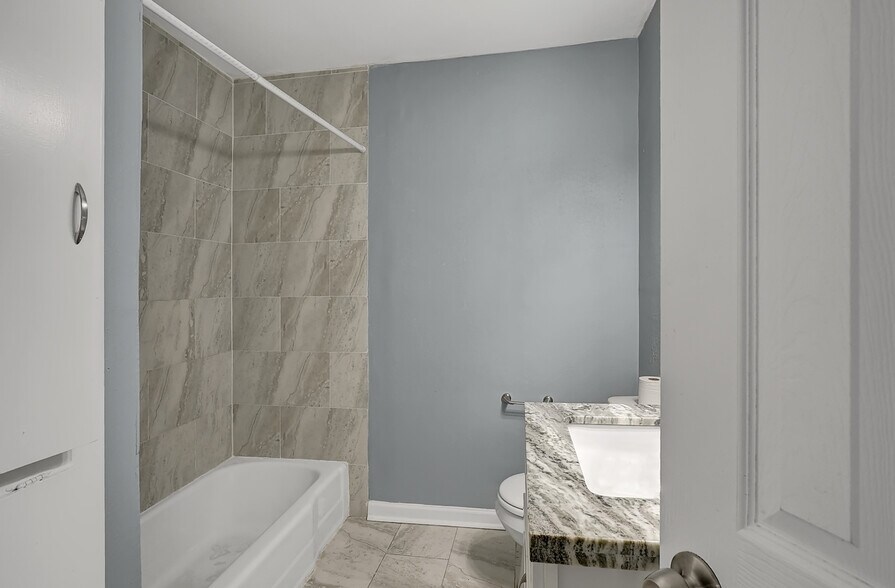 More Photos Of 5722 W 43rd St, Houston Specialty For Sale