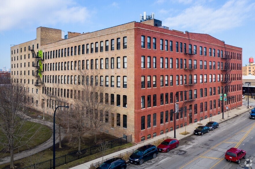 More Photos Of 1100 W Cermak Rd, Chicago Light Distribution For Lease