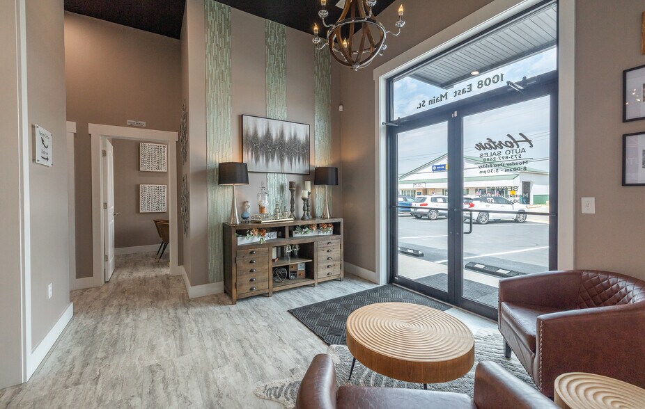 More Photos Of 1008 E Main St, Linn Auto Dealership For Sale