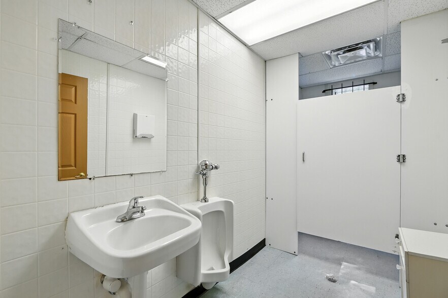 More Photos Of 19042 W McNichols Rd, Detroit Storefront For Lease