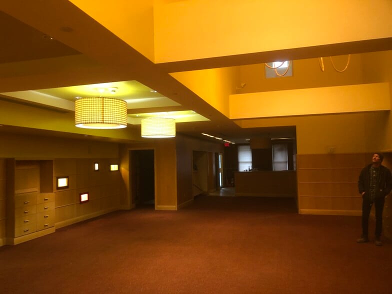 More Photos Of 127 W 4th St, Cincinnati Restaurant For Lease