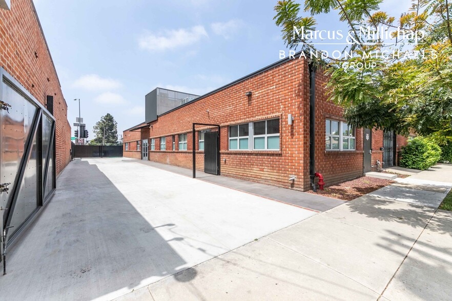 More Photos Of 2275 S Carmelina Ave, Los Angeles Showroom For Sale