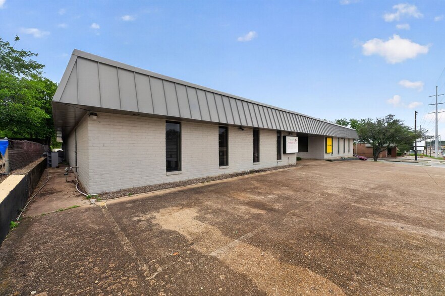 More Photos Of 401 W Centerville Rd, Garland Office For Sale