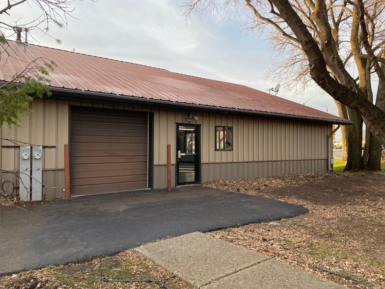 More Photos Of 905 Pyott Rd, Crystal Lake Showroom For Lease