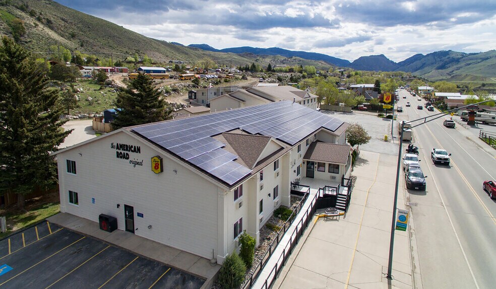 More Photos Of 702 Scott St, Gardiner Hotel For Sale