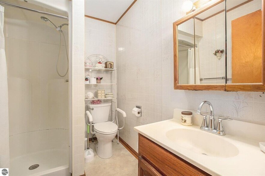 More Photos Of 519 Lake St, Frankfort Hotel For Sale