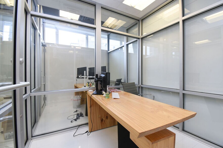 More Photos Of 2101 W Division St, Chicago Storefront Retail Residential For Lease