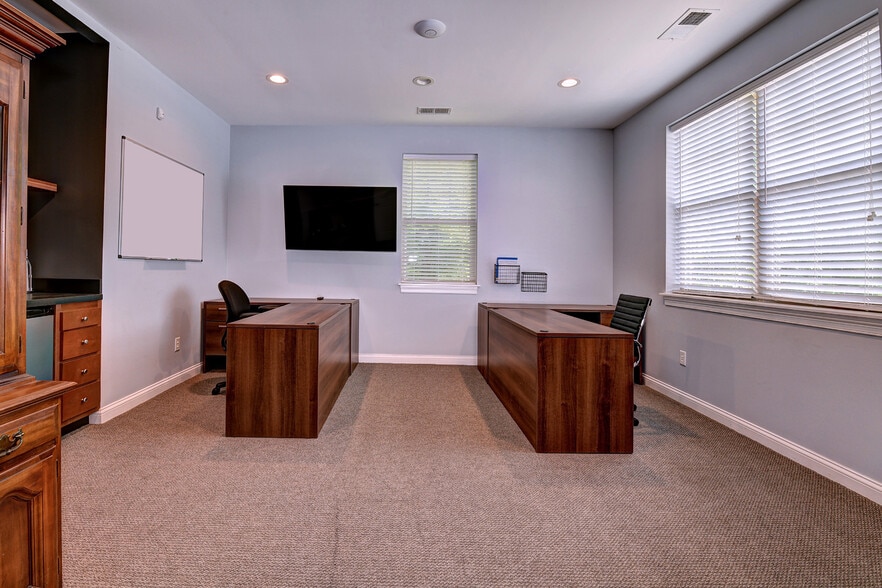 More Photos Of 10609-10611 Watterson Center Ct, Louisville Office For Sale