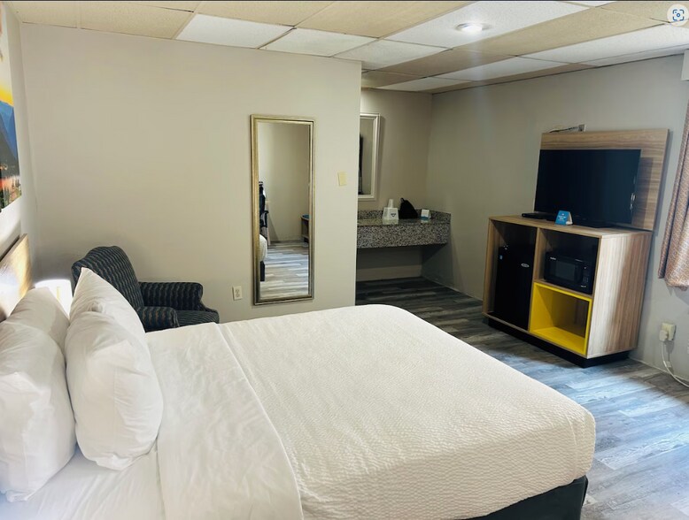 More Photos Of 109 16th St, Wheatland Hotel For Sale